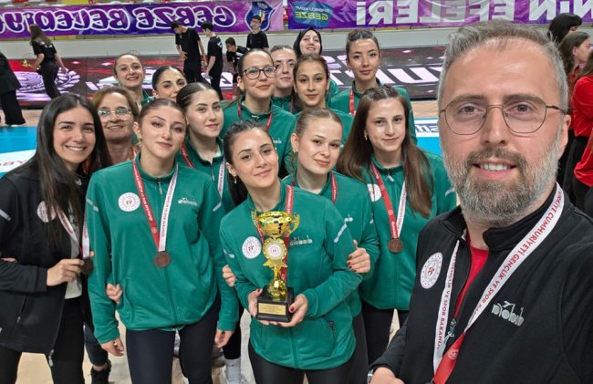 Artvin’den Voleybol ’da Tarihi Başarı: Türkiye’nin En İyi 4 Takımı Arasına Girdiler