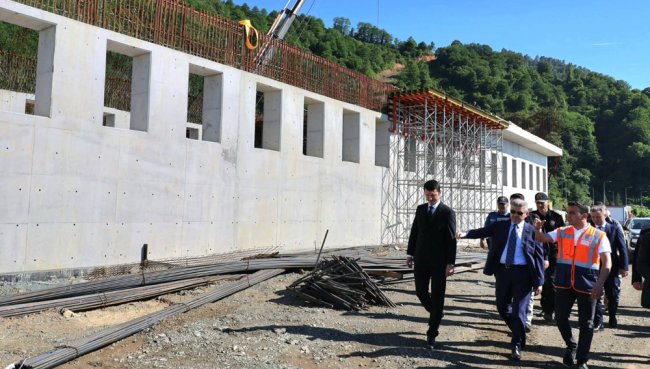 ARHAVİ’DE TÜNELDE SONA YAKLAŞILDI