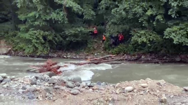 2 GÜNDÜR ARANAN ŞAHSIN CANSİZ BEDENİ BULUNURKEN ARAMA YAPAN AFAD EKİBİNDEN BİR KİŞİ HAYADINI KAYBETT