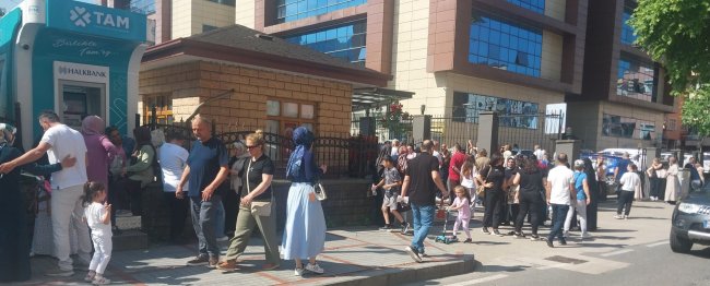 LGS SINAVINDA ÇOCUKLAR TERLERKEN AİLELER AYRI BİR TER DÖKTÜ