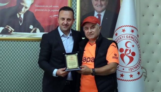 Artvin’in sevilen ve başarılı antrenörü Külünk’e “Teşekkür Belgesi”