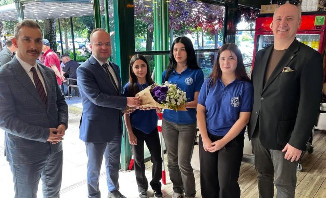 Hopa Kaymakamı Arslantürk’ten, öğrenci korosuna ziyaret