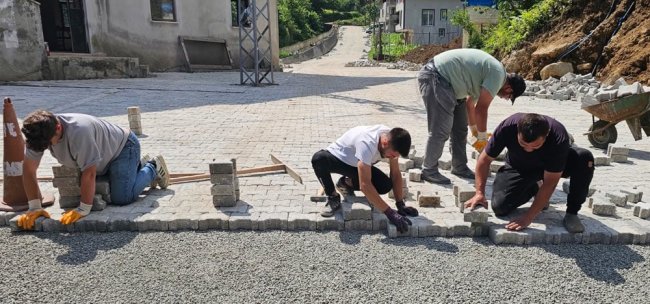 Artvin’de köy mahalle yollarına kilitli parke taşı