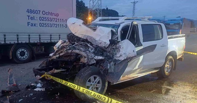 HOPA’DA TIR’A ARKADAN ÇARPAN ARAÇ SÜRÜCÜSÜ HAYATINI KAYBETTİ