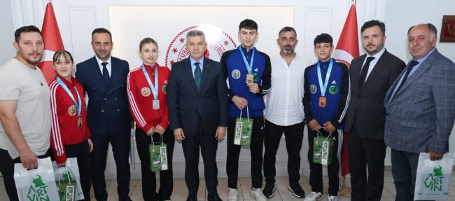 Vali Ergün, Türkiye Şampiyonu Olan Başarılı Sporcuları Ödüllendirdi