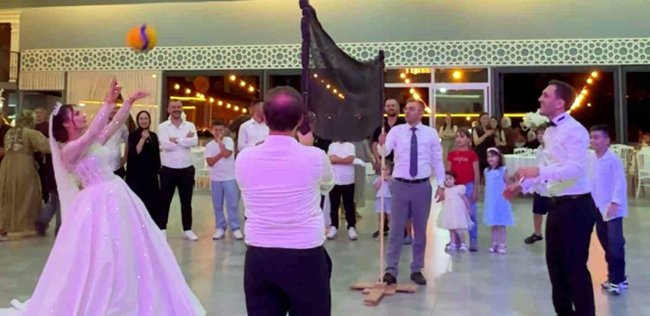 VOLEYBOL SAHASINDA TANIŞTILAR, DÜĞÜNÜ VOLEYBOL SAHNESİ İLE TAMAMLADILAR