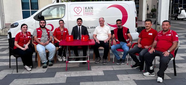 Hopa Kaymakamı Karakaya’dan Türk Kızılay’ı Kan Bağışı Aracına ziyaret