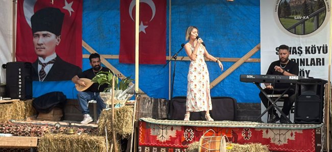 KADINLAR EL ELE VERDİ, SAVAŞ KÖYÜ TARİHİ BİR GÜN YAŞADI