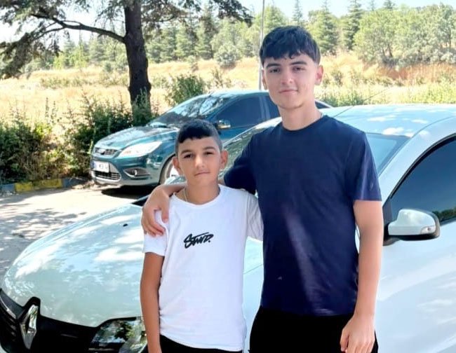 AĞABEY ÖLDÜ KARDEŞ HAYATA TUTUNUYOR