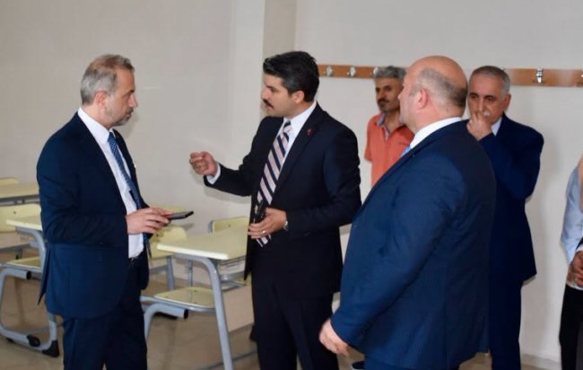 Hopa Kaymakamı Karakaya, okullarda incelemelerde bulundu