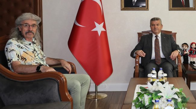VALİ ERGÜN GAZETECİ NURBAY USTA’NIN AZERBAYCAN VE DOĞU İLLERİ GEZİSİ ÖNCESİ MAKAMINDA KABUL EDEREK, 