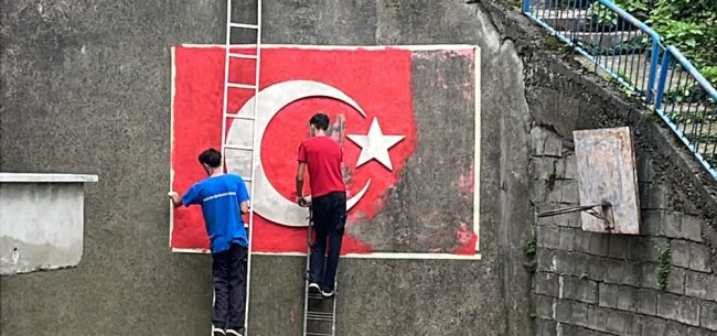 SOLAN TÜRK BAYRAĞINI BOYAYINCA SOSYAL MEDYADA BEĞENİ TOPLADILAR