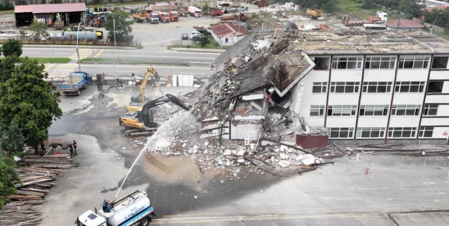 Rize İl Özel İdaresi'nin Riskli Binalarında Yıkım Başladı