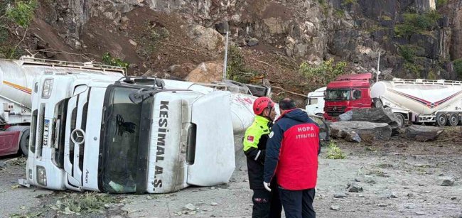 TIR PARKINA DÜŞEN KAYA PARÇALARI CAN ALDI