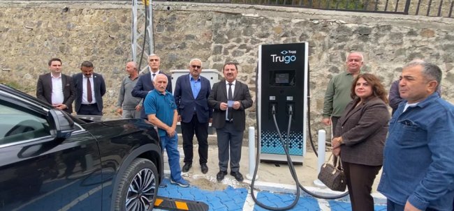 ŞAVŞAT’TA ELEKTRİKLİ ARAÇLAR İÇİN YENİ DÖNEM! ŞARJ İSTASYONU HİZMETE AÇILDI
