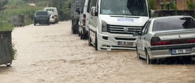 Rize'nin Pazar ilçesinde şiddetli yağış hayatı olumsuz etkiledi.